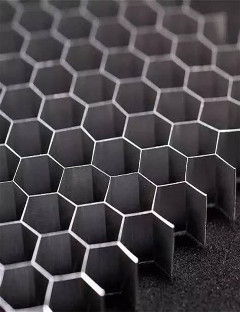 Honeycomb Composites: Material Innovation for Lightweight and High-Strength Applications!